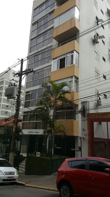 Vista frontal do Prédio - Portaria 24 horas e 1 vaga na garagem.