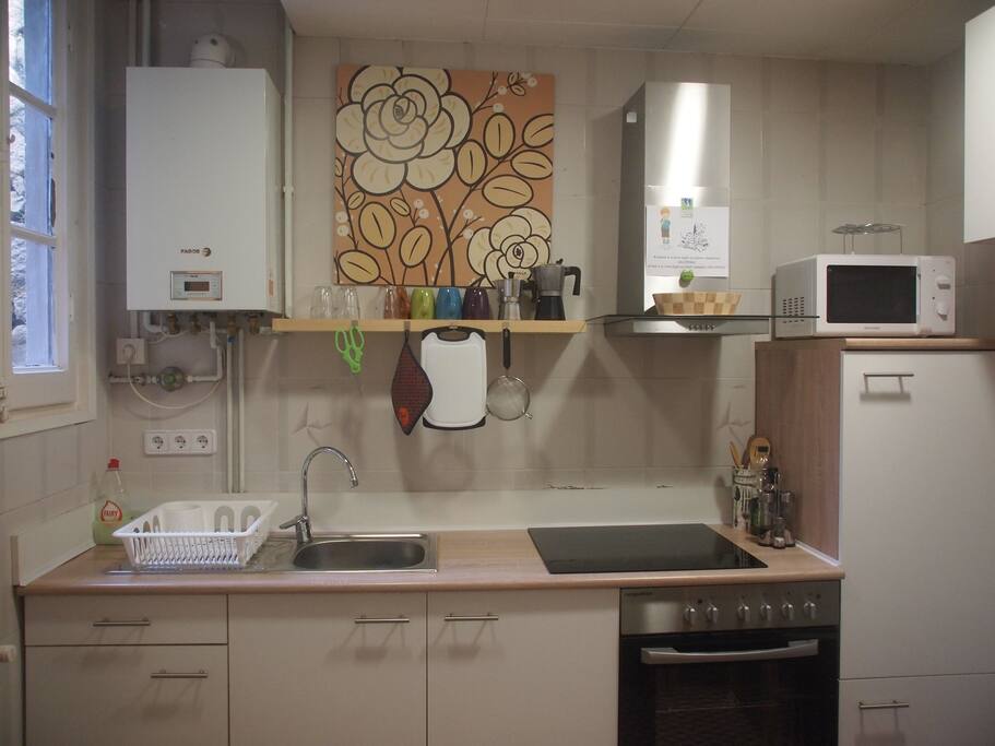 Amplia cocina con ventana al patio. Bajo el lavadero encontrarás dos cubos para que puedas reciclar.