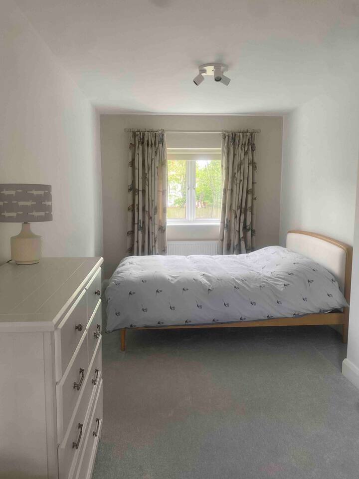 Derde slaapkamer met kingsize bed en Hypnos-matras 