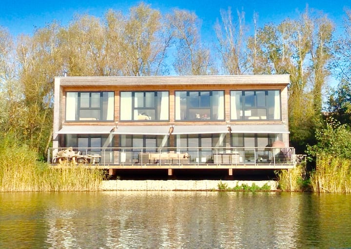 Island Lodge Lakes By Yoo Cotswolds Houses for Rent in Lechlade