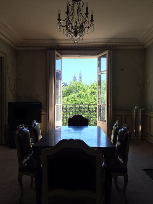 La salle à manger avec vue sur le Sacré Cœur