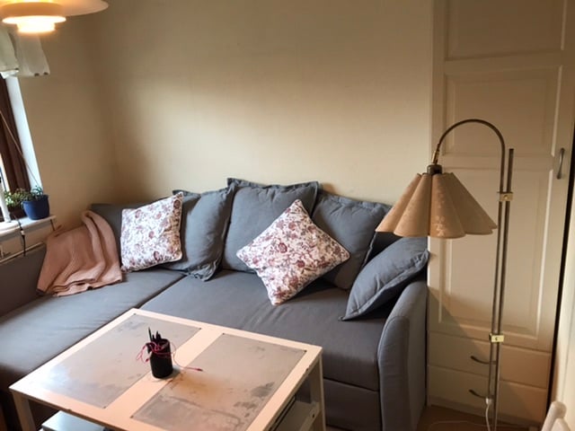 ארון עם מגירות לשים בהן בגדים. 