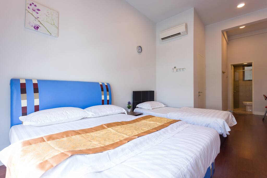 主人房,拥有自己的洗手间。Master bedroom with air-conditioner. 1 double bed & 1 single bed with occupied own washroom.