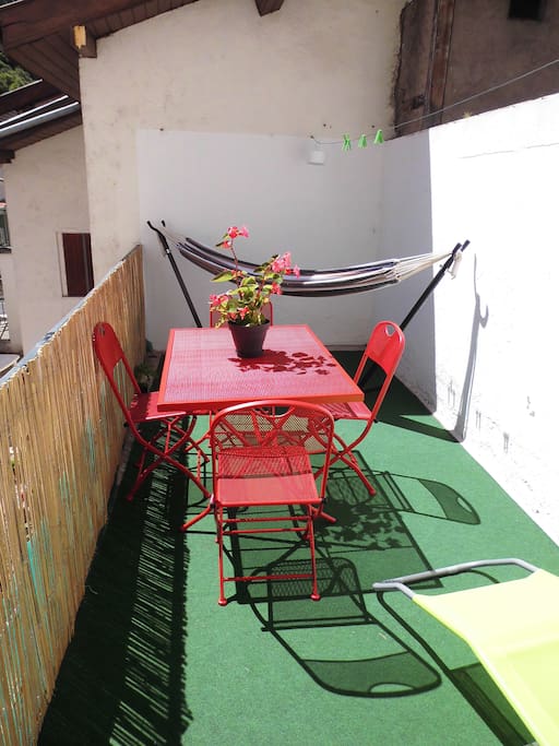 Quoi de mieux qu'une belle terrasse pour des vacances réussies. Hamac et transat pour se détendre. Seul endroit de l'appartement où il est autorisé de fumer pour ne pas parfumer désagréablement mes murs...
