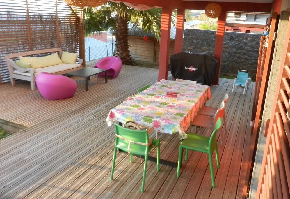 Varangue et pergola: salle à manger extérieure, plancha et salon de jardin.