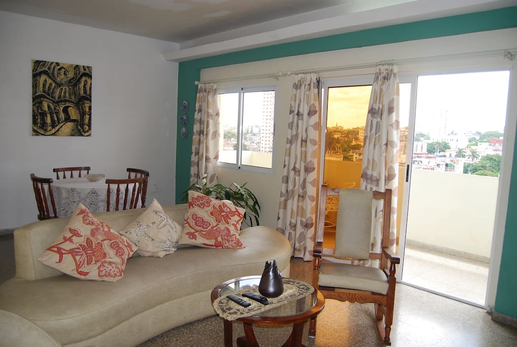 Bright and fresh living and dining room