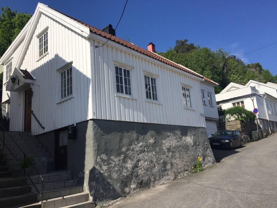 husets fasade sett fra gaten