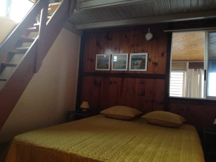 Chumba cha kulala cha 1: vitanda 2 + kitanda cha 1 huko Mezzanine