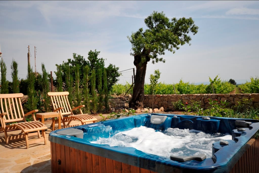 Jacuzzi (uso gratuito) en el jardín abierto en los meses de verano.