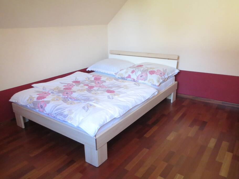 Schlafzimmer mit bequemem Futonbett für bis zu zwei Personen.