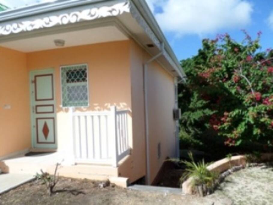 Entrée de l'appartement, rez-de-jardin
