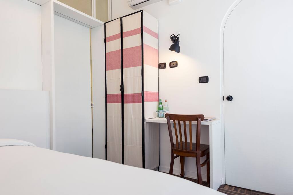Cozy Queen Room with Street View