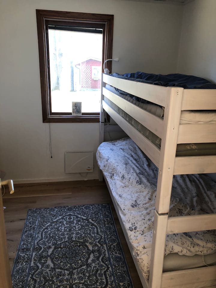 Sovrum med våningssäng och plats för två.