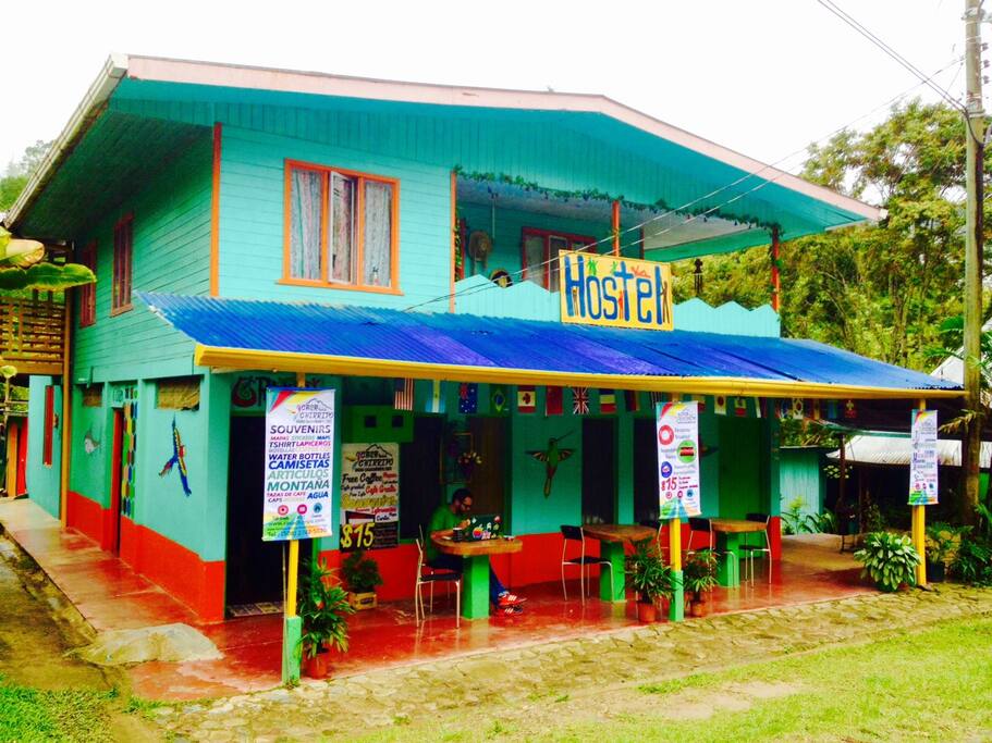 el frente del hostel