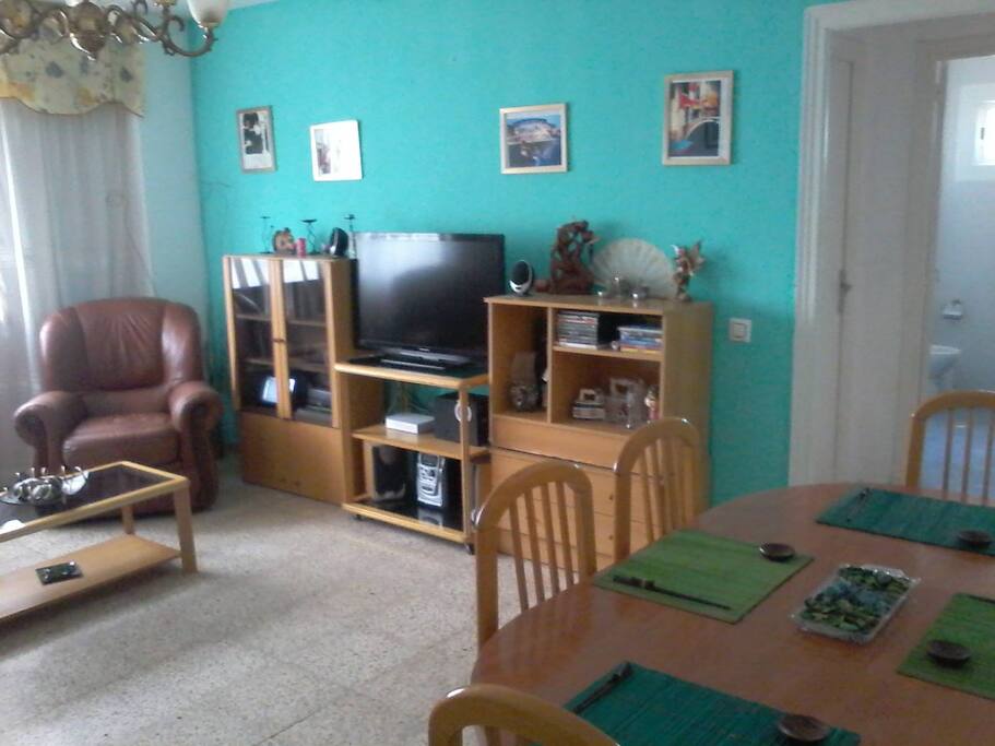 Televisión, internet, baño y cocina.
