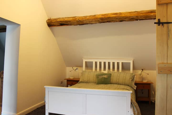 Спална соба 4,
на горниот кат уште една двокреветна соба со удобни греди, голем удобен стол и детски столови за лулање за приказни пред спиење.