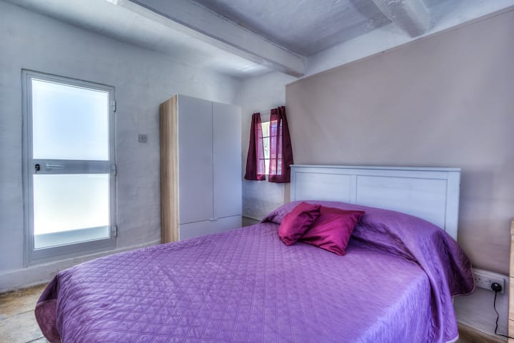 房源顶层的最后一间卧室。 屋顶不允许进入。 