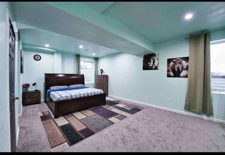 Დიდი ზომის საწოლი ცალკე სააბაზანოთი