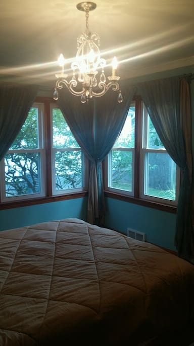 Master Bedroom with state of the art Tempur-pedic adjustable bed.