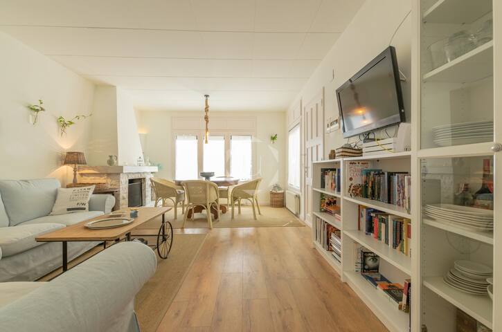 FLOR DE LIS – Pool, 10 min. walk to beach & bars gallery image 4