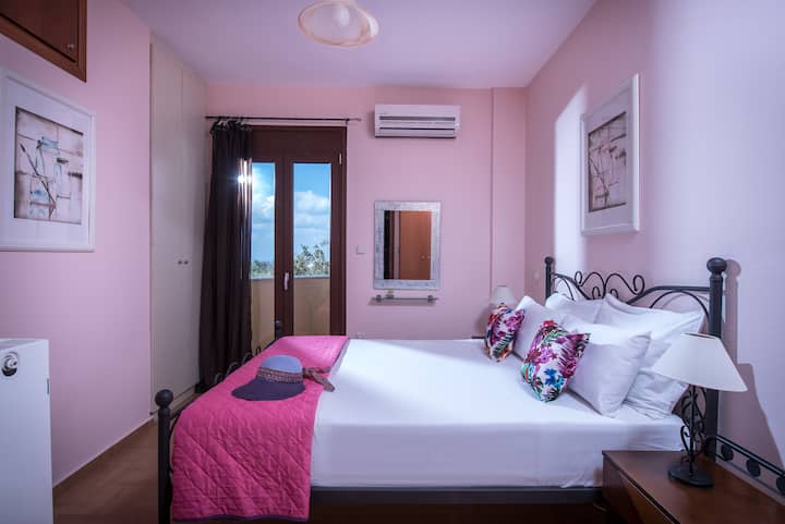 One of the 4 bedrooms with double bed