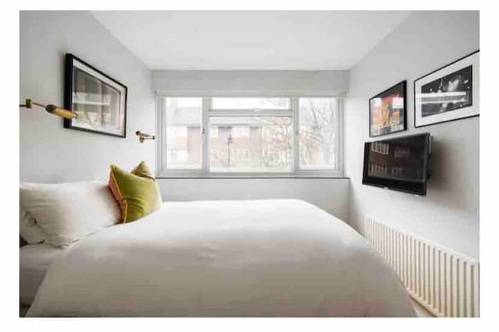 Segundo dormitorio con cama matrimonial hecha a mano con 600 y 1200 hilos. Televisión montada en la pared y armarios a medida. 