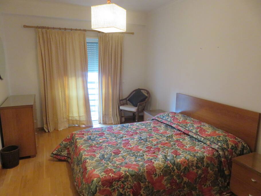 Quarto com cama de casal em suite / Double bedroom with bathroom