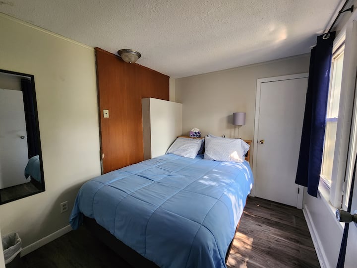 غرفة نوم أصغر مقابل الحمام