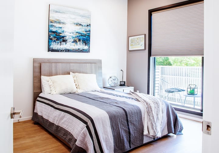 Dhoma e gjumit e vizitorëve ka një krevat modern "Queen" me një dyshek me shkumë Memory.