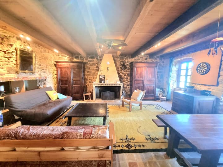 סלון בקומת הקרקע עם ספה נפתחת + ספה נפתחת.