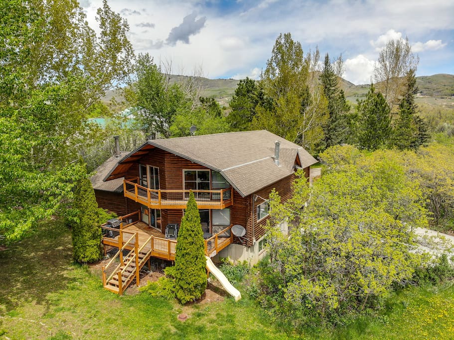 The back of the cabin looks out onto the beautiful mountains and charming yard.