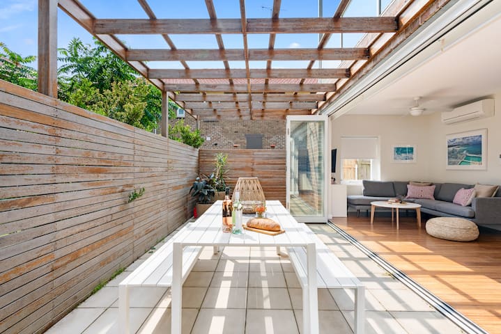 Stylish, Modern 4 bedroom Apartment in Bondi Beach