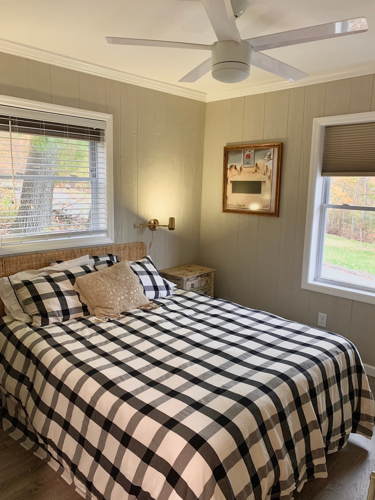 Северната спалня разполага с луксозно спално бельо, супер удобно двойно легло с мемори пяна, нощни шкафчета за чекмеджета, монтирана на стената регулируема светлина за четене, щори и вентилатор на тавана. 