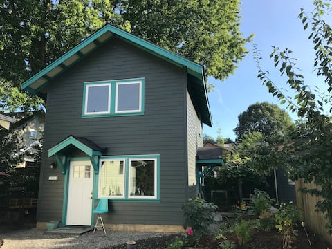Loft in Kenton- Hot tub, MAX line, Weed friendly