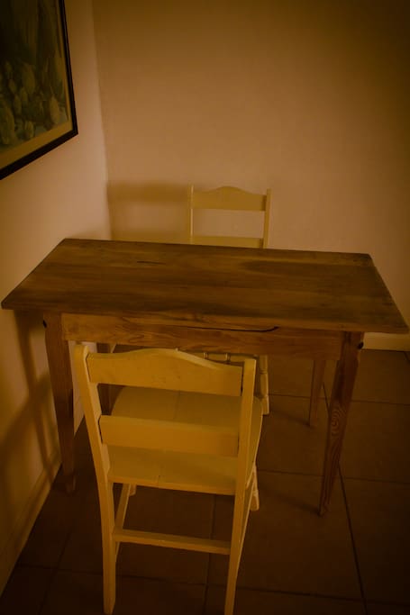 Small dining area, perfect for 2!