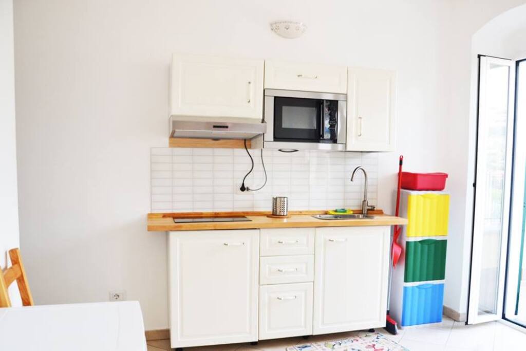Cucina a vista su soggiorno