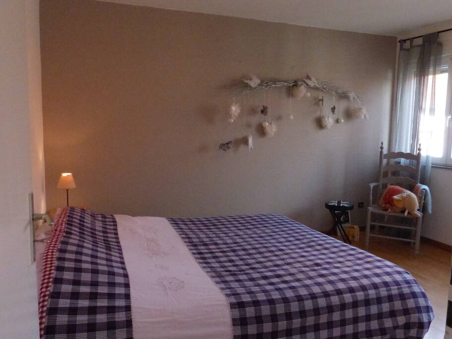 Chambre pourvu d'un grand lit 160*200 cm , 2 sommiers indépendants pour un meilleur confort