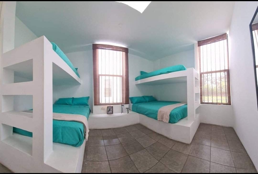 Panoramska fotografija spavaće sobe br. 3 s pogledom na vrtove  i šumu casuarinas.  Bijele plahte od peruanskog pamuka, pamučne deke, madraci Rosen s prekrivačima od posteljine.