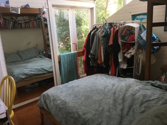 Light-filled room in Newtown beautiful terrace