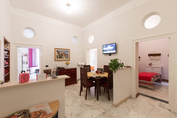 3 CONFY BEDROOMS INTO THE CENTER OF ROME!
