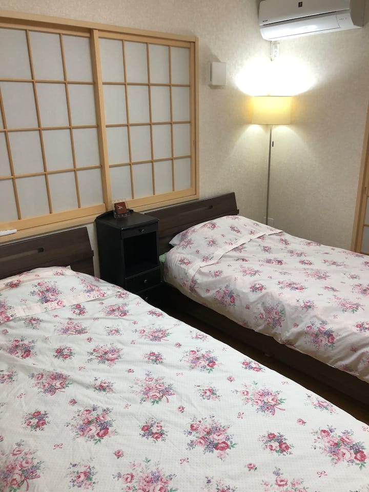 Room on the first floor, with 2 single beds, can add a floor bed