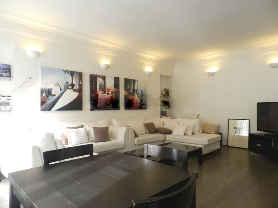 Living
The 72 square meters living room has 4 double glazed windows facing street . It is equipped with : 2 dining tables for 4 people, 3 sofas, coffee table, TV, DVD, stereo, phone, built-in shelves, hard wood floor.