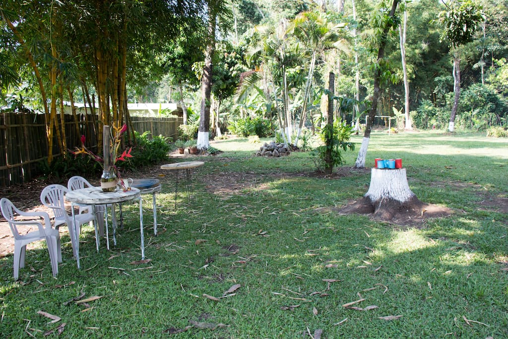 Amplios jardines con caminamientos y juegos al aire libre para disfrutar con tus hijos y nietos.