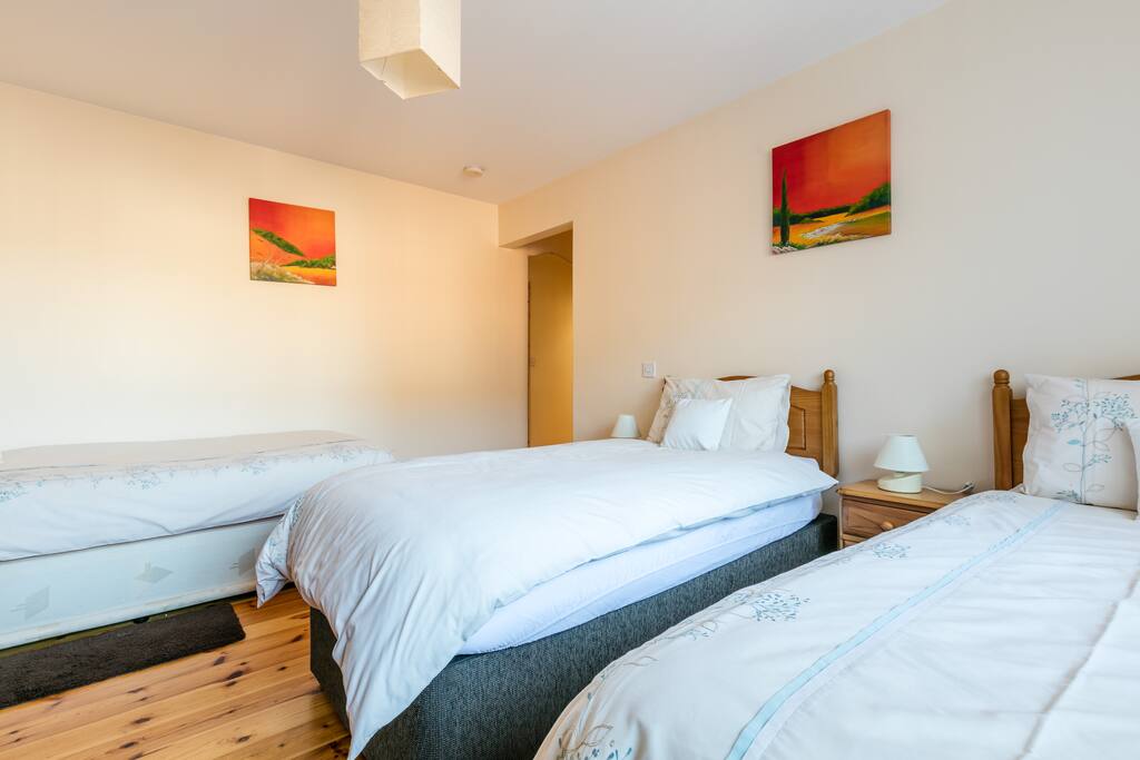 Three beds, two can be linked. Wifi htroughout.