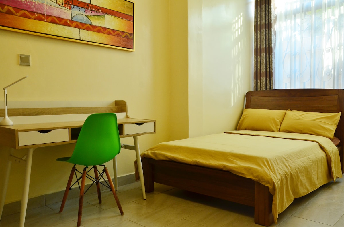 Spálňa 3. Priestranná s malou manželskou posteľou, sieťkou proti komárom, odkladacím stolom a lampou, šatníkom. Spoločná žehlička a žehliaca doska je tu. 