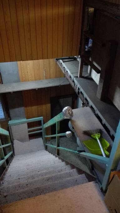 三階から外に面するちょっと急な階段
足元注意。