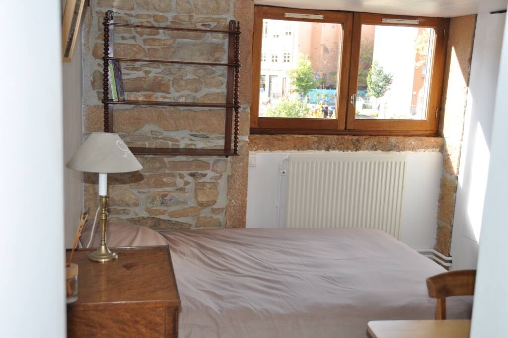 Chambre côté place (lit en 140)