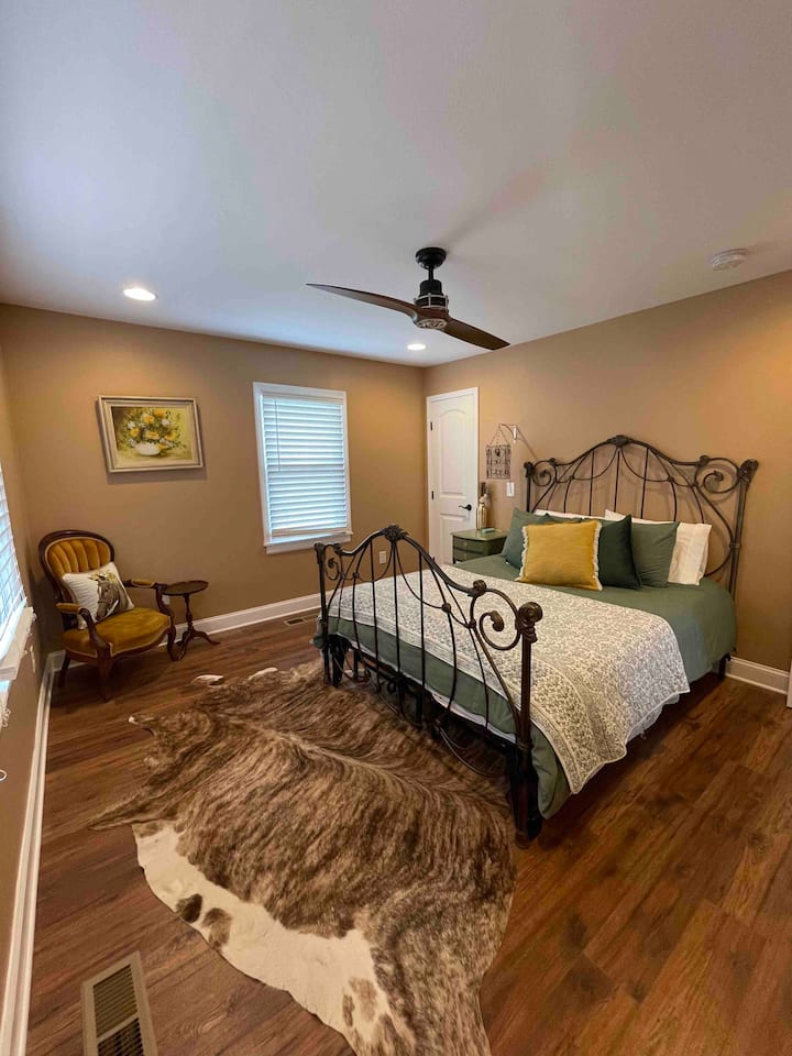 Predná spálňa s manželskou posteľou Queen. Svetlo na čítanie a nabíjacia stanica . 