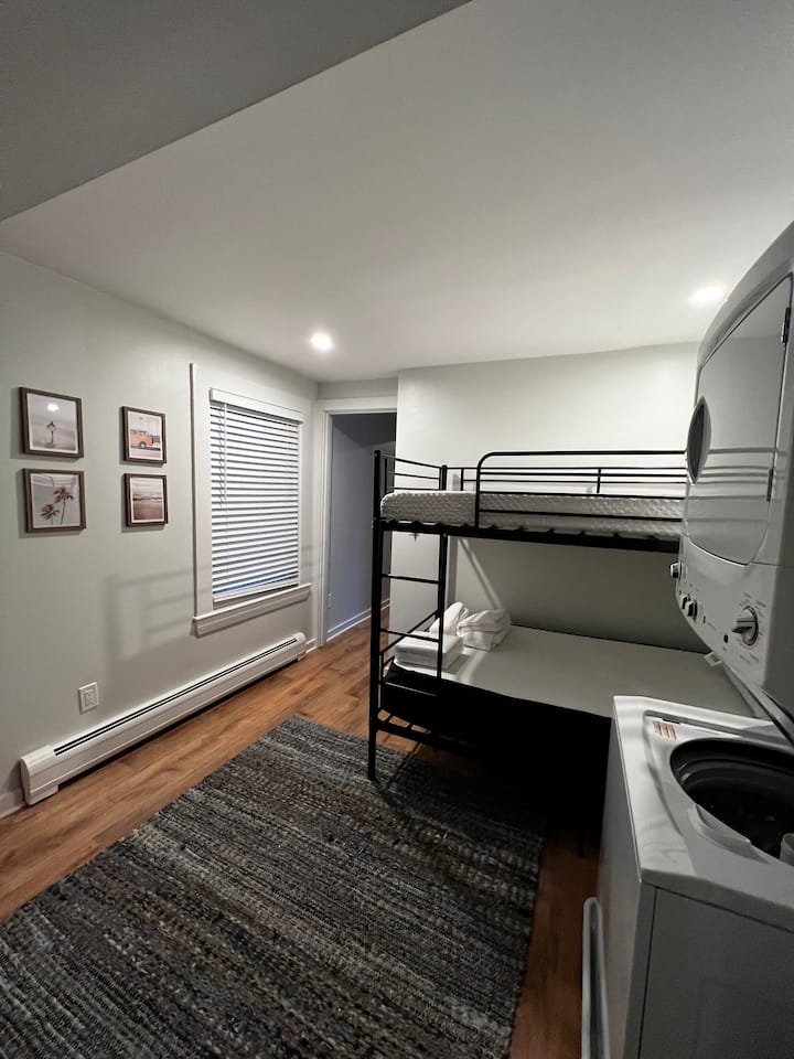 Spavaća soba u prizemlju.  Dva kreveta na kat.  Perilica za rublje.