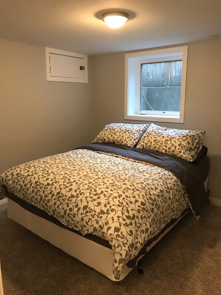 Colchão queen size com pillow top, muita luz natural, armário e espaço de trabalho.